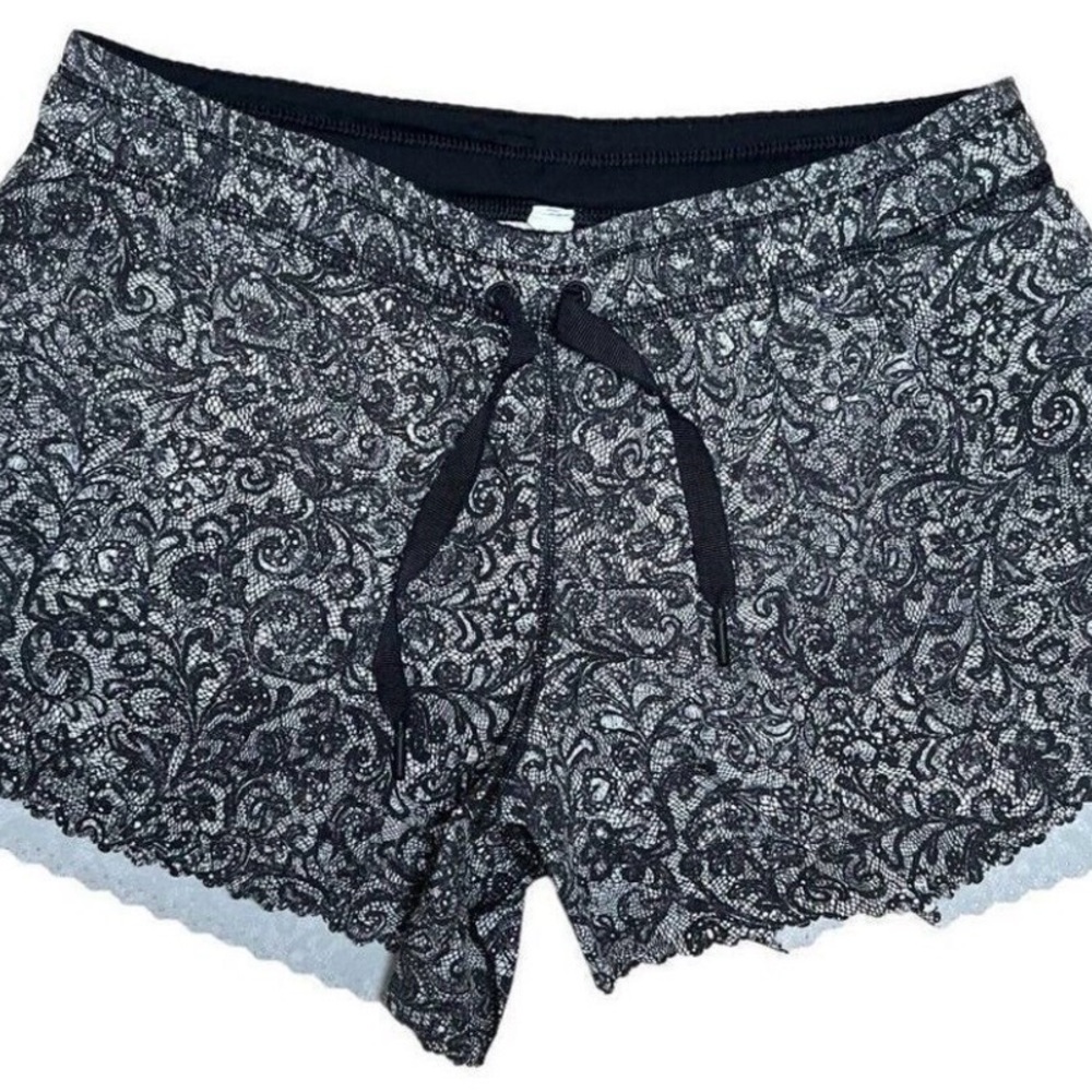 Lululemon Hit It Short 3.5 Mini Cinder Lace Black White Size 4